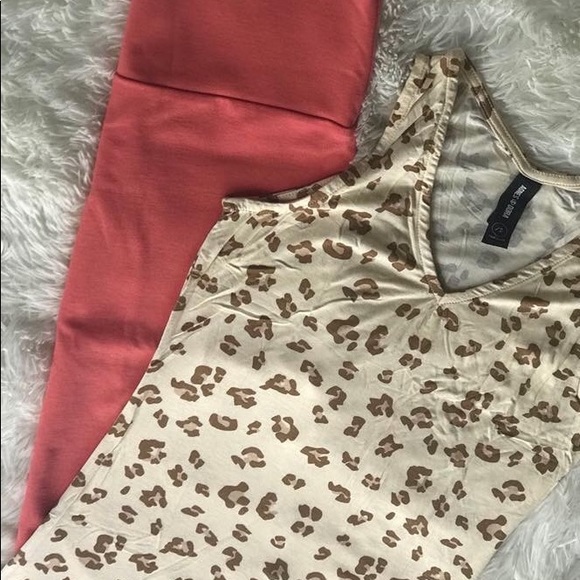 JUST IN •• Agnes & Dora Fitted Tank V-Neck - Picture 2 of 7